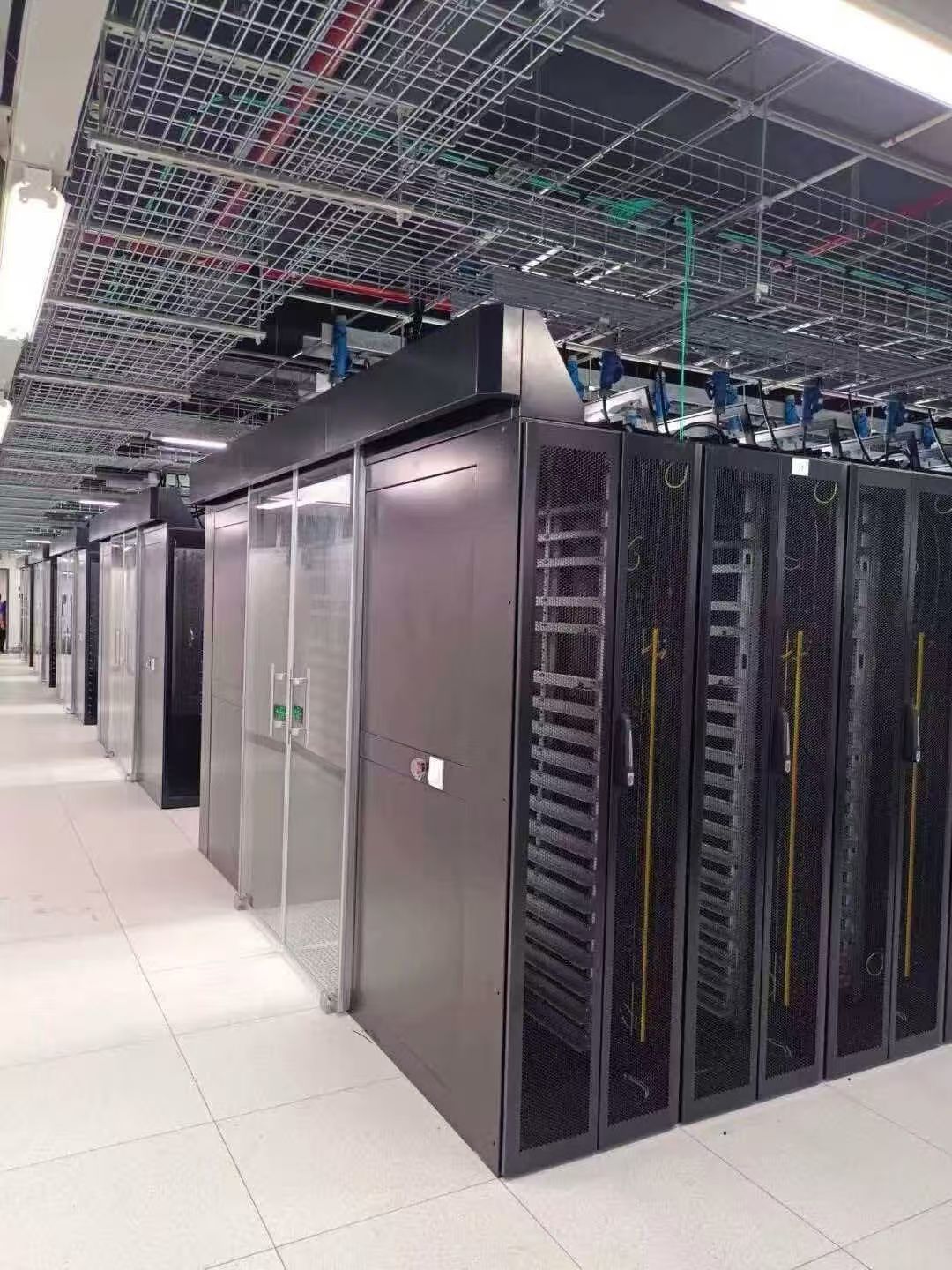 Data centre aisle